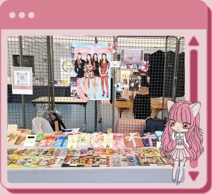 Cadre rose avec Onyx en bas à droite. Visuel de mon stand. La table est en bas de la photo, en haut ce sont les décos