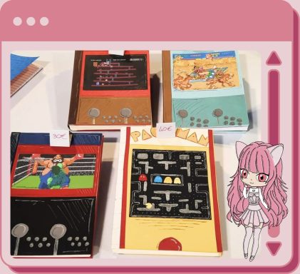 Cadre rose avec Onyx en bas à droite. 4 carnets sur le thème rétrogaming, représentant des bornes d'arcades