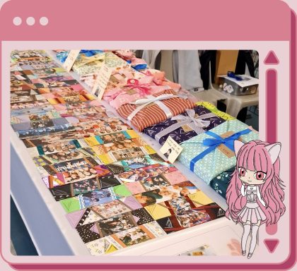 Cadre rose avec Onyx en bas à droite. Visuel de mon stand, il y a des marque-pages et des pochettes surprises
