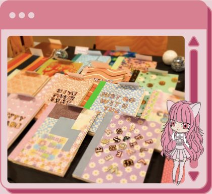 Cadre rose avec Onyx en bas à droite. Ce sont les carnets de la collection Luna